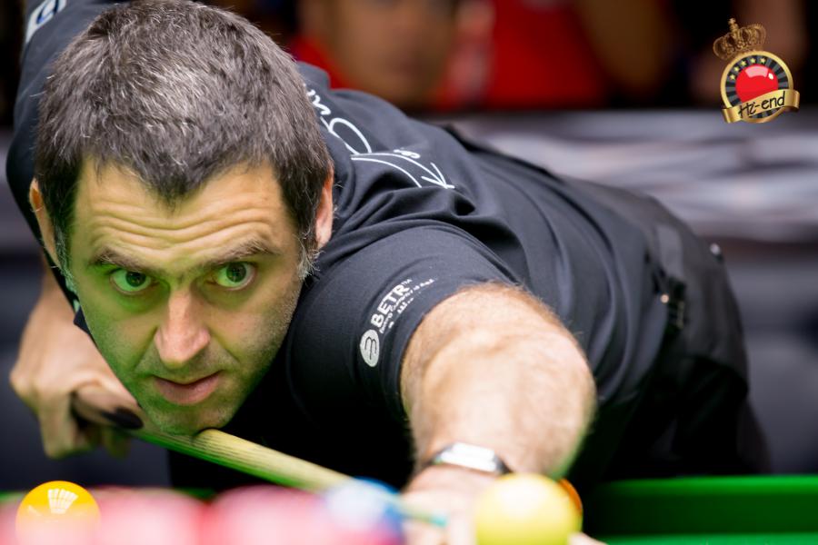 ronnie in action, Hi-end snooker club