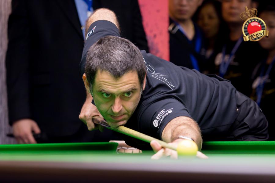 ronnie in action, Hi-end snooker club