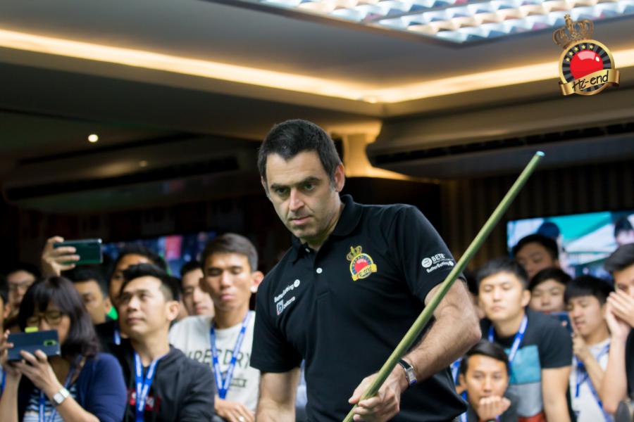 ronnie in action, Hi-end snooker club