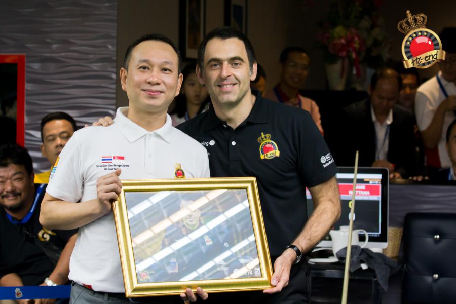 ronnie in action, Hi-end snooker club
