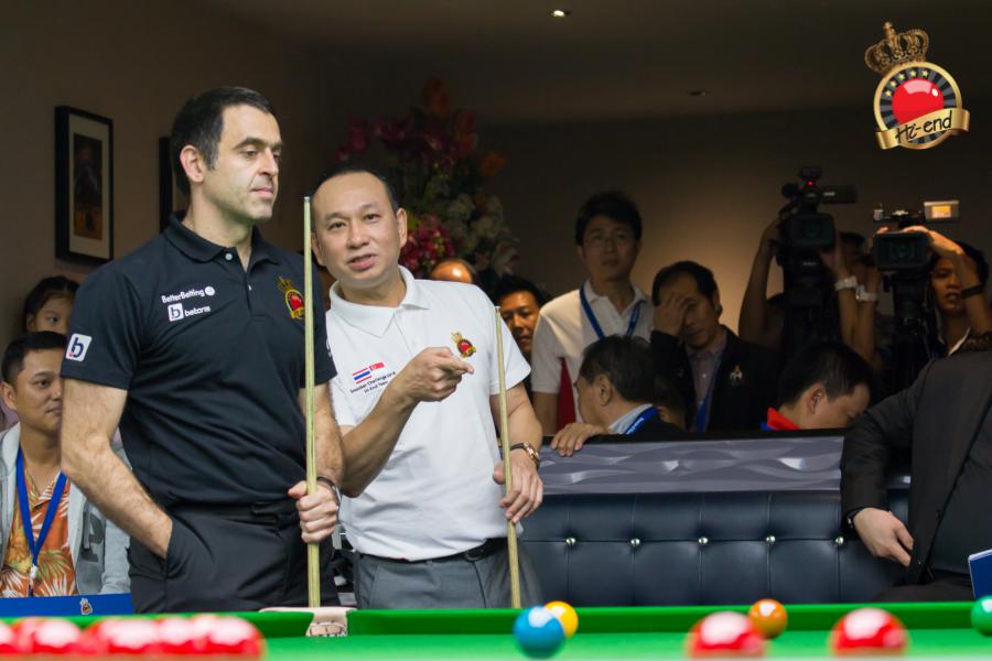 ronnie in action, Hi-end snooker club