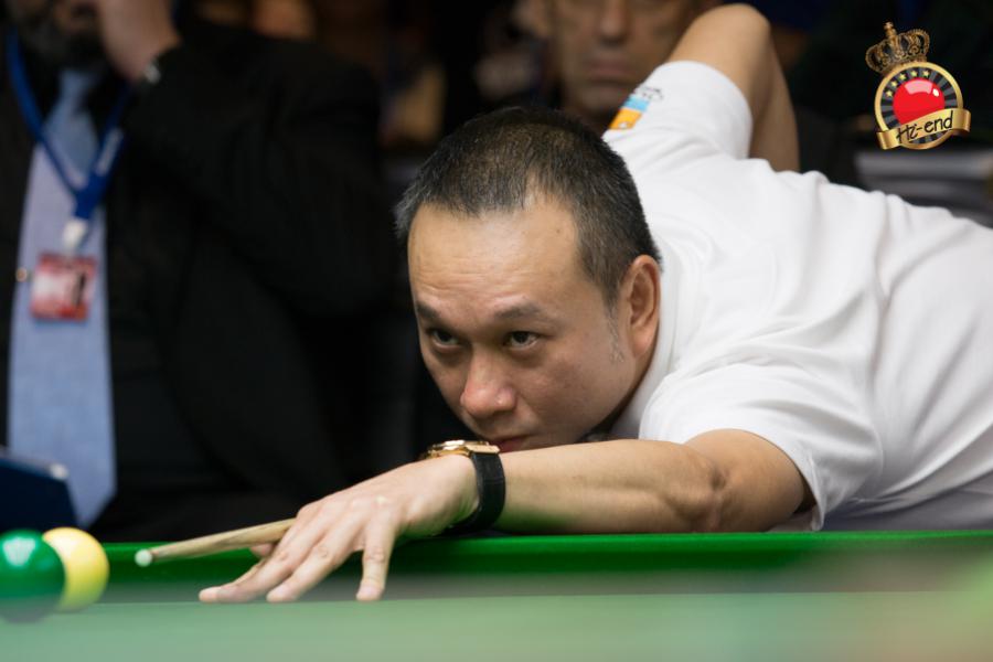 ronnie in action, Hi-end snooker club