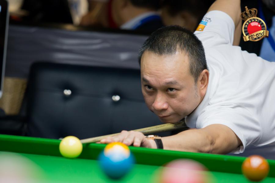 ronnie in action, Hi-end snooker club