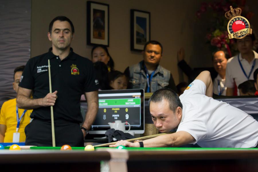ronnie in action, Hi-end snooker club