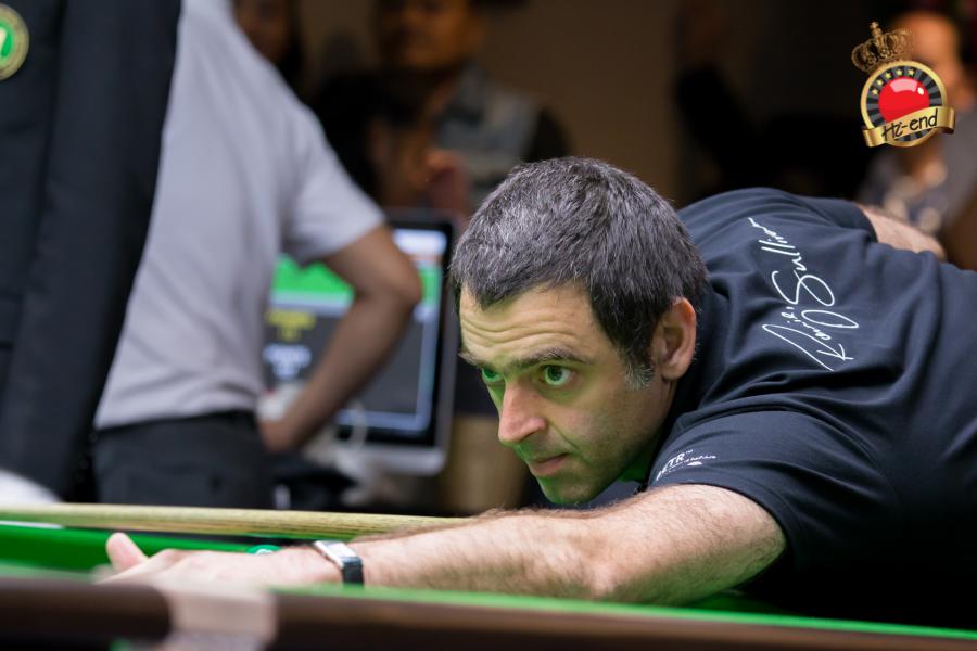ronnie in action, Hi-end snooker club