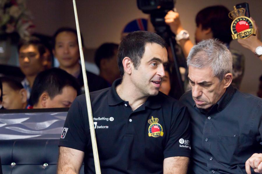 ronnie in action, Hi-end snooker club