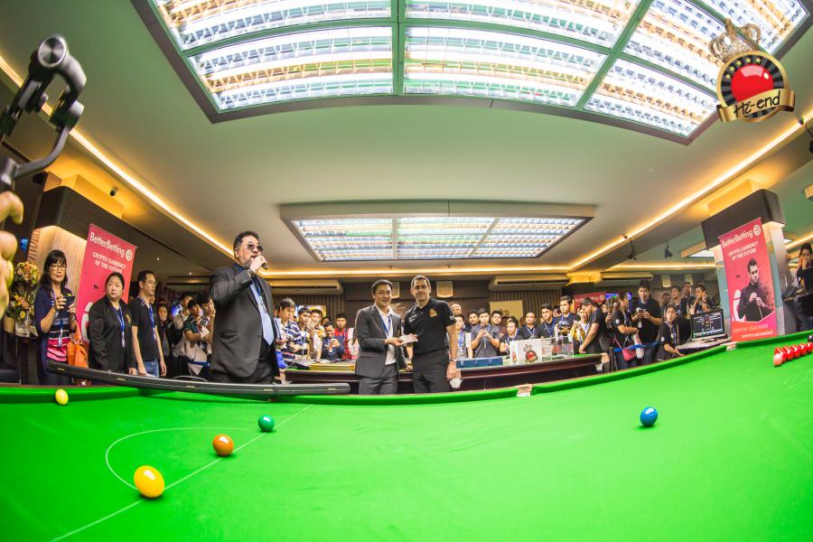 ronnie in action, Hi-end snooker club
