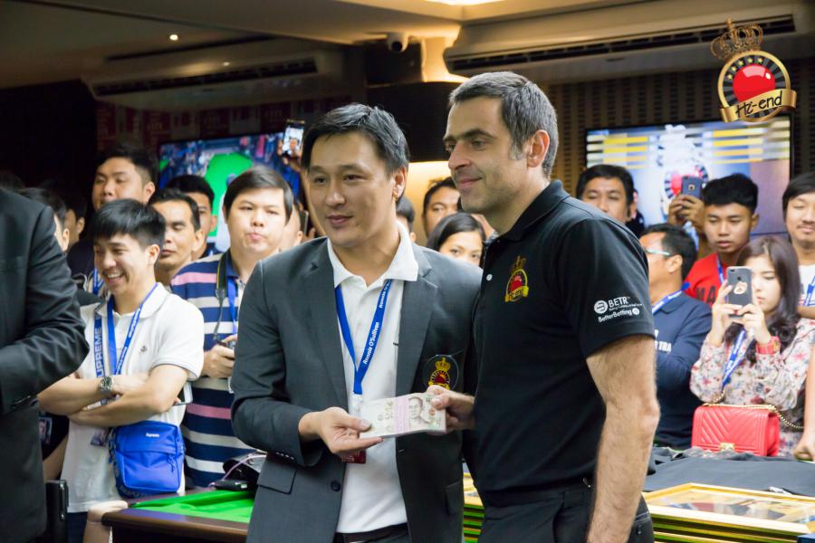 ronnie in action, Hi-end snooker club