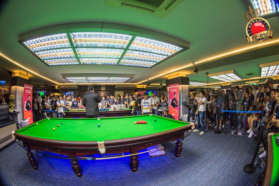 ronnie in action, Hi-end snooker club