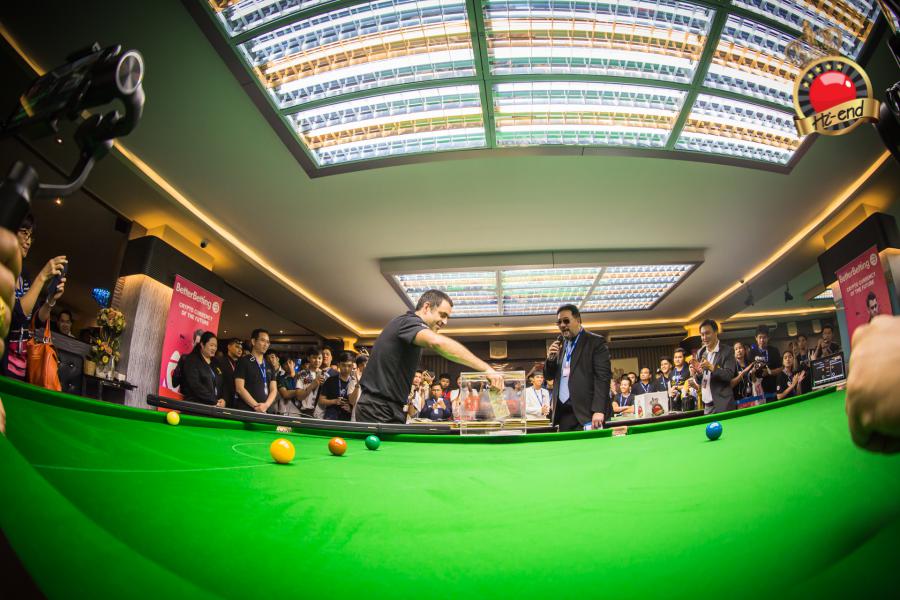 ronnie in action, Hi-end snooker club