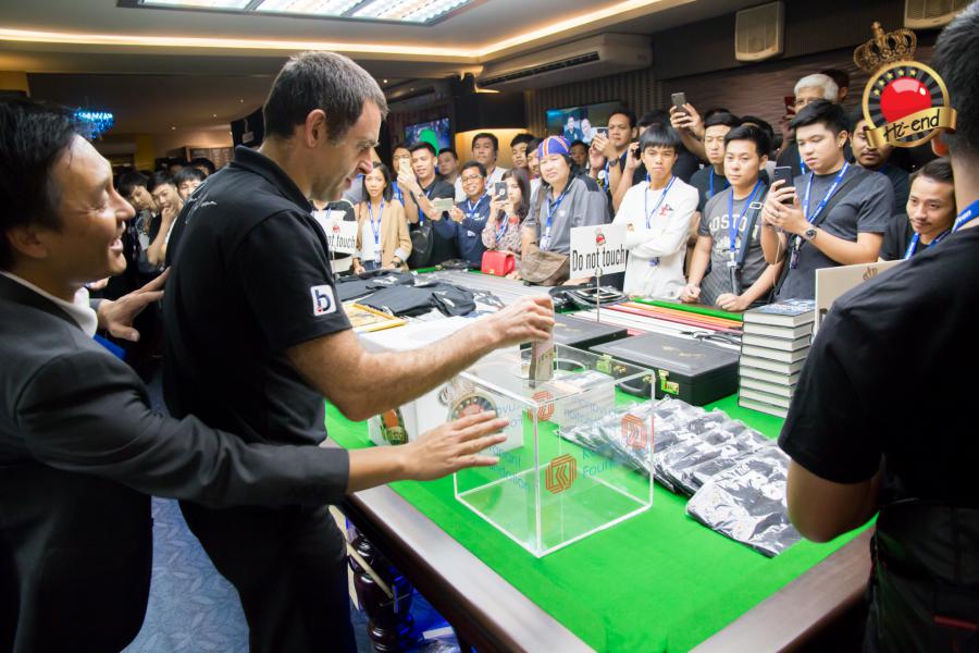 ronnie in action, Hi-end snooker club