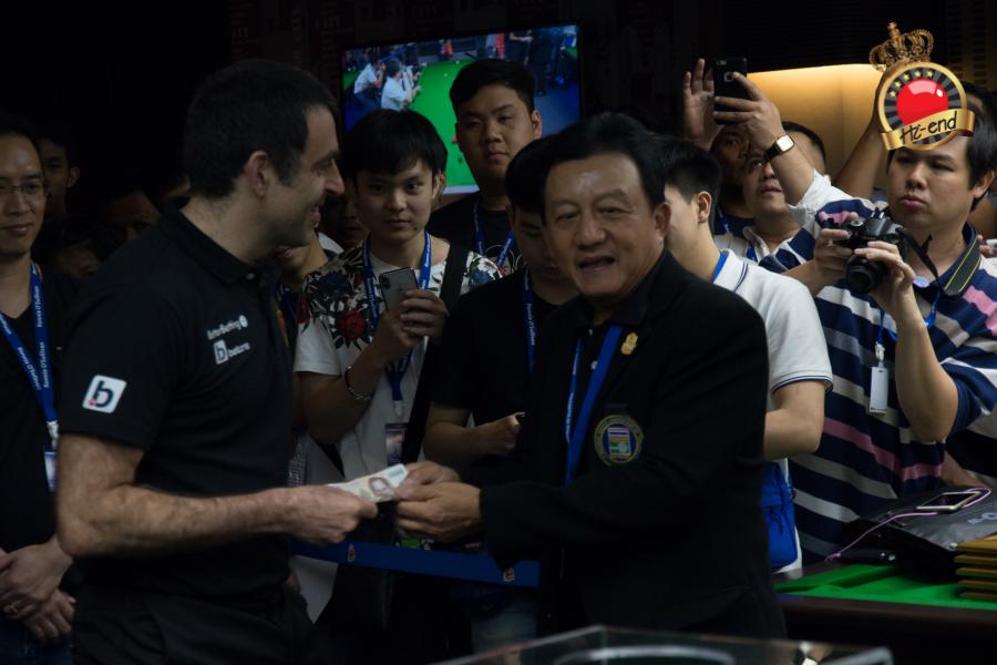 ronnie in action, Hi-end snooker club