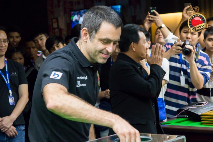 ronnie in action, Hi-end snooker club