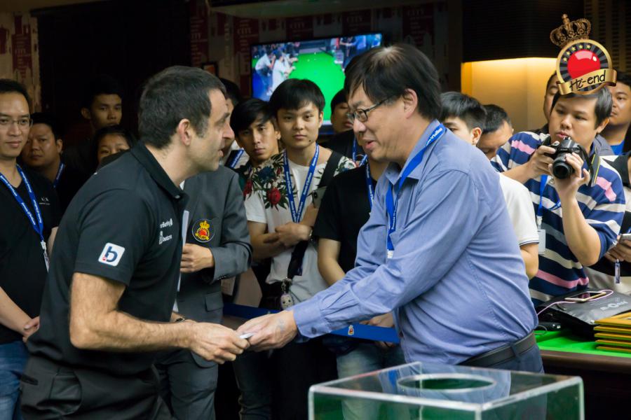 ronnie in action, Hi-end snooker club