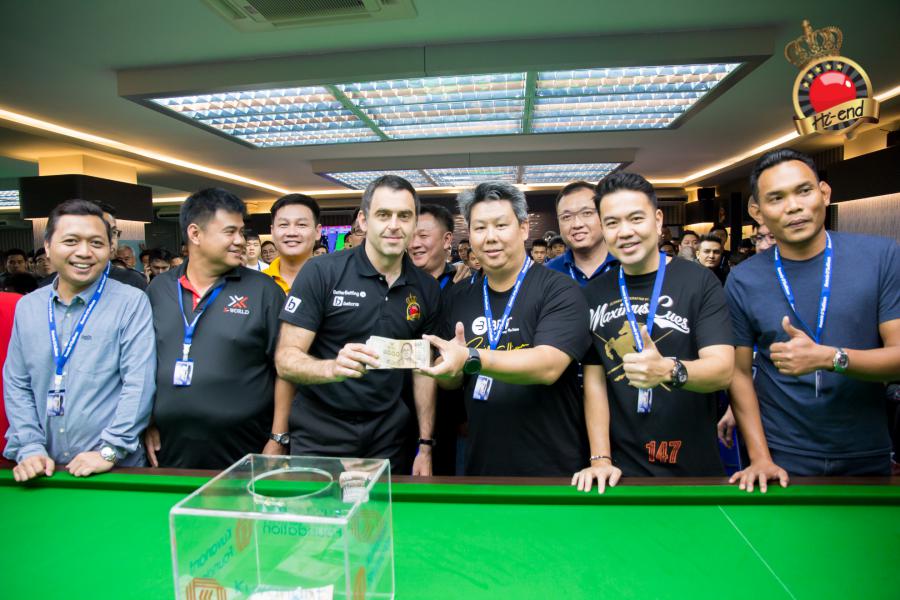 ronnie in action, Hi-end snooker club