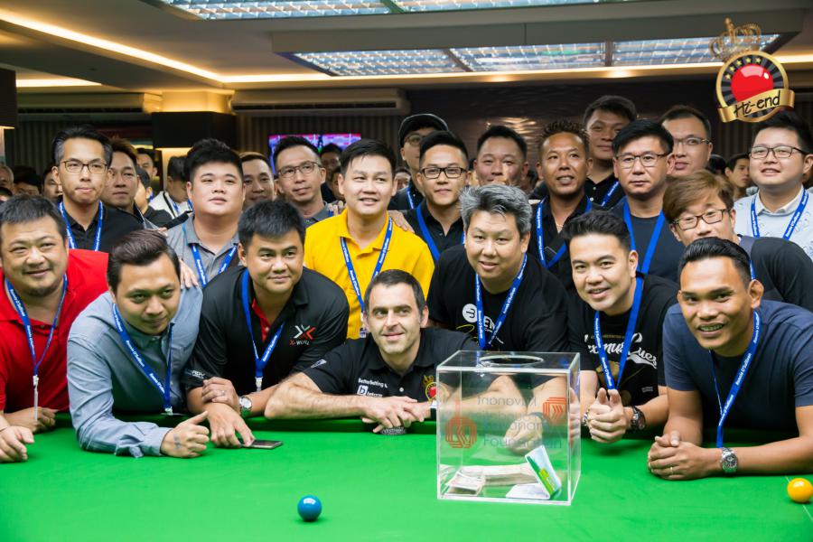ronnie in action, Hi-end snooker club