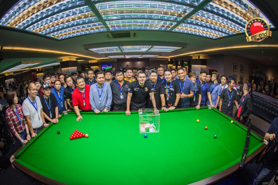 ronnie in action, Hi-end snooker club