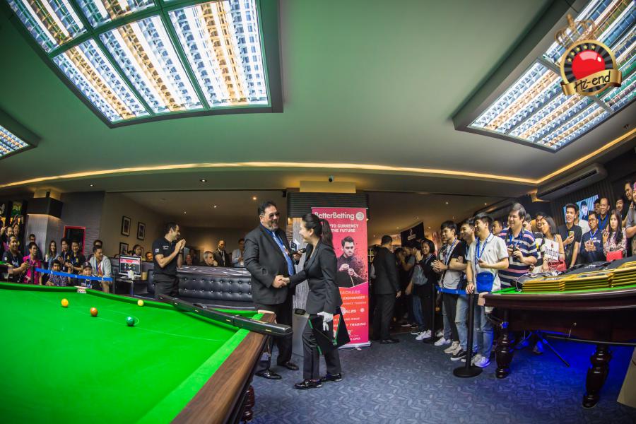 ronnie in action, Hi-end snooker club