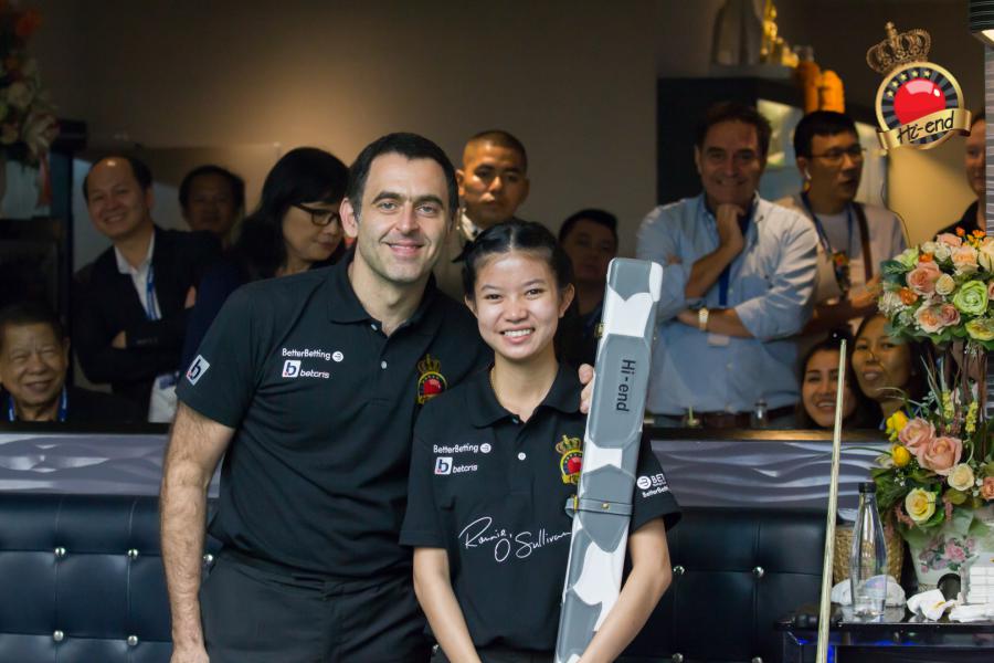 ronnie in action, Hi-end snooker club