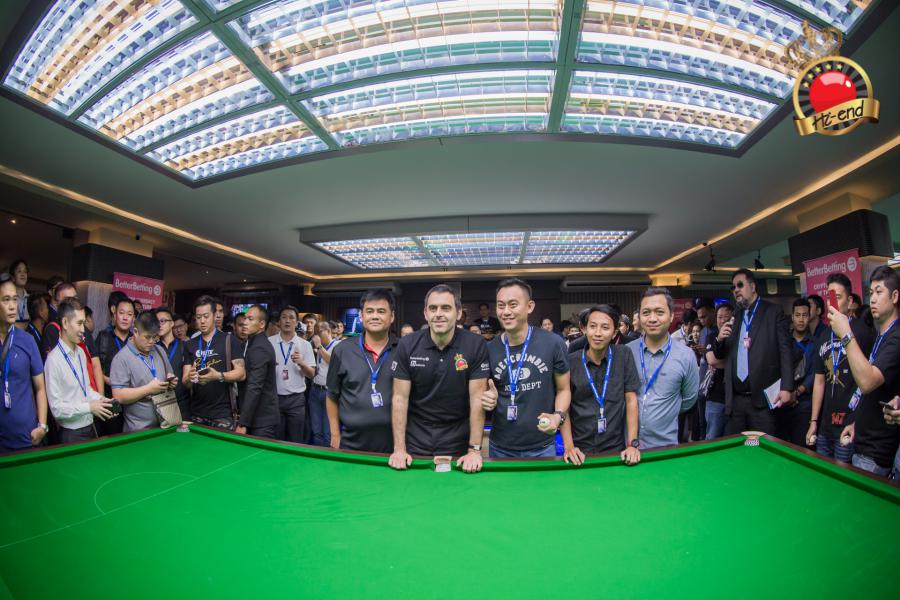 ronnie in action, Hi-end snooker club