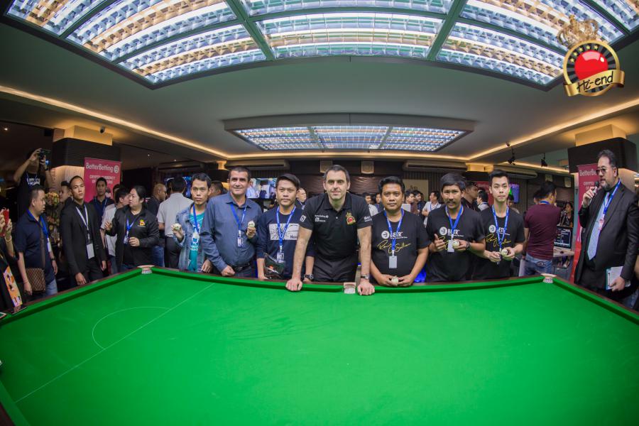 ronnie in action, Hi-end snooker club
