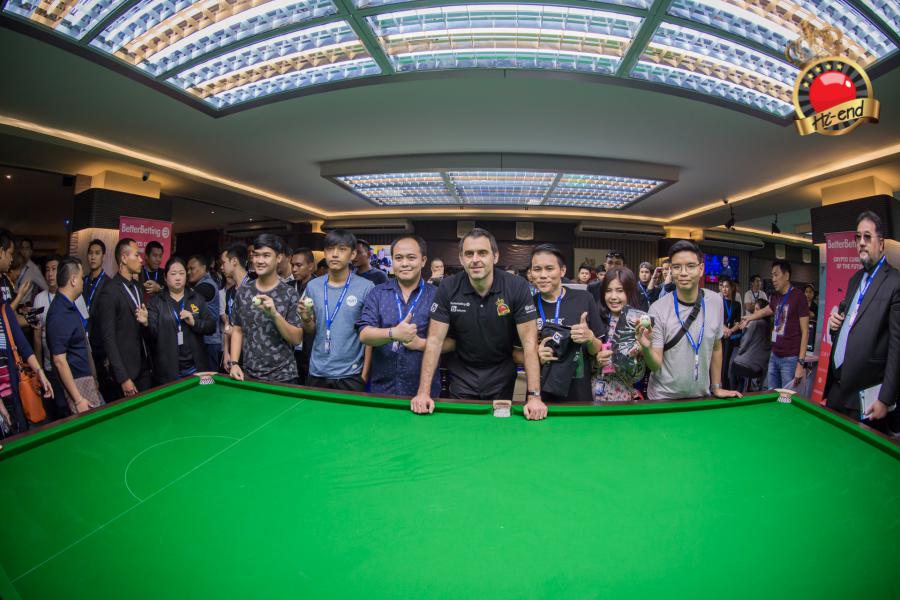 ronnie in action, Hi-end snooker club