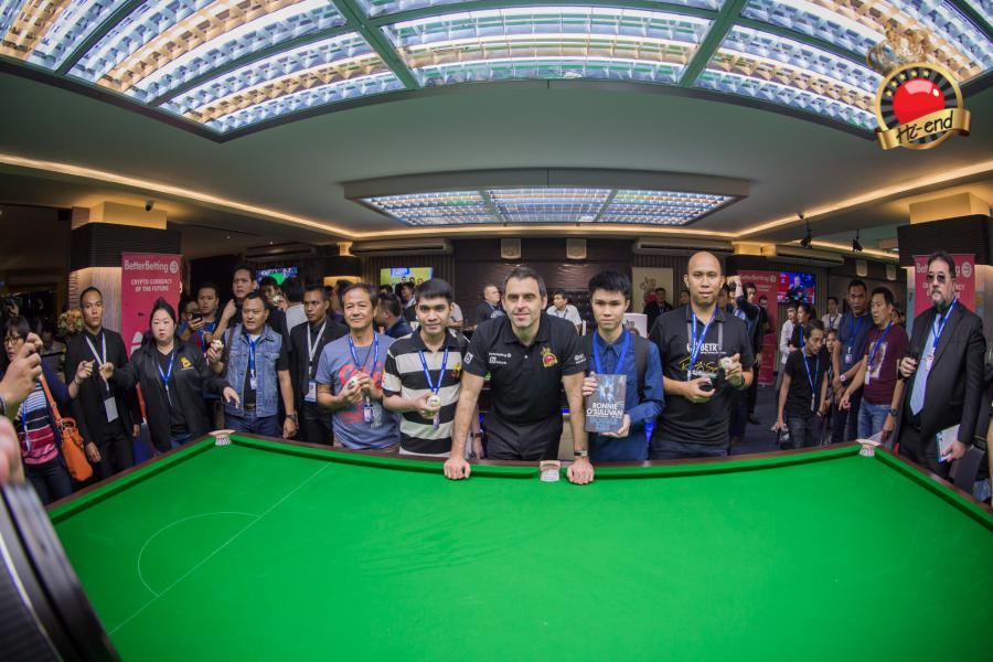 ronnie in action, Hi-end snooker club