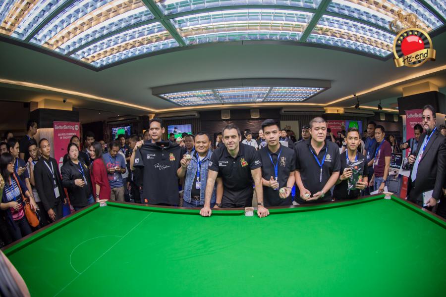 ronnie in action, Hi-end snooker club
