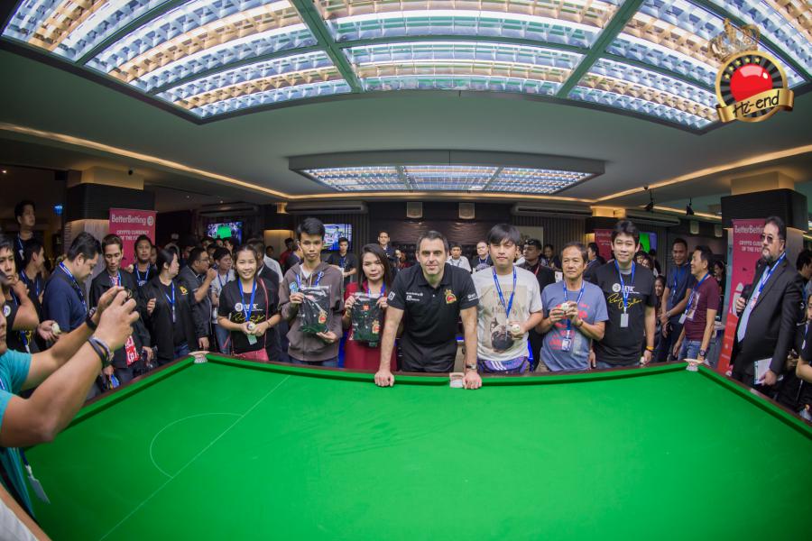 ronnie in action, Hi-end snooker club