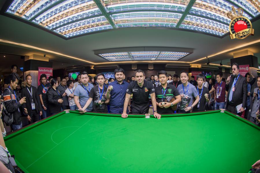 ronnie in action, Hi-end snooker club