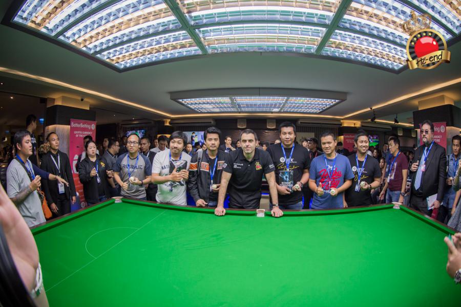 ronnie in action, Hi-end snooker club