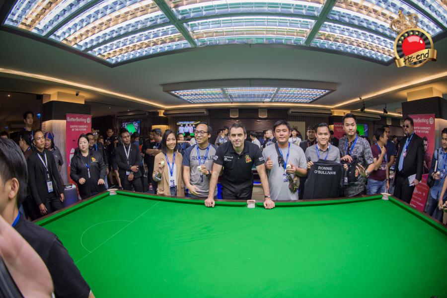 ronnie in action, Hi-end snooker club