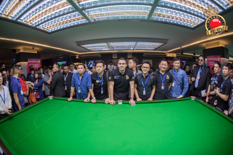 ronnie in action, Hi-end snooker club
