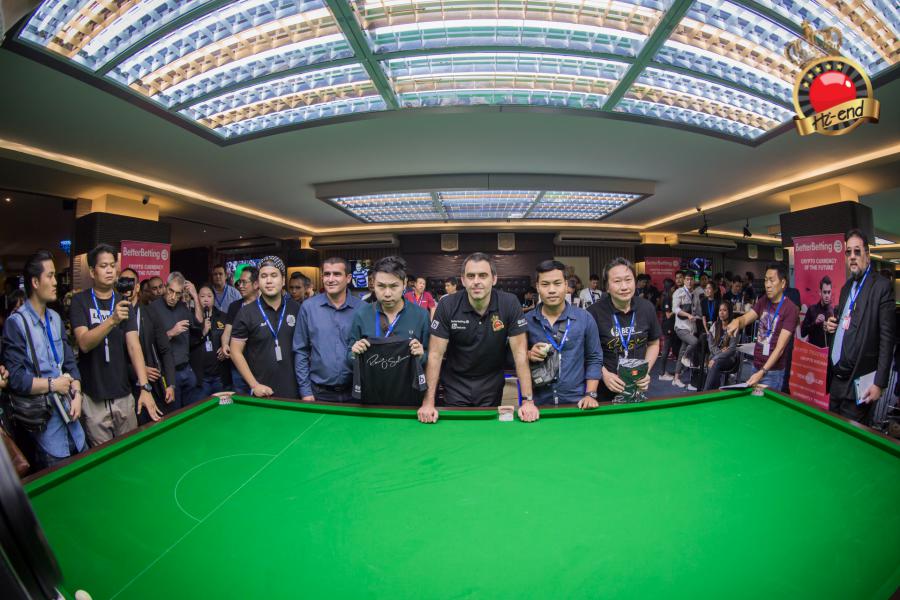 ronnie in action, Hi-end snooker club