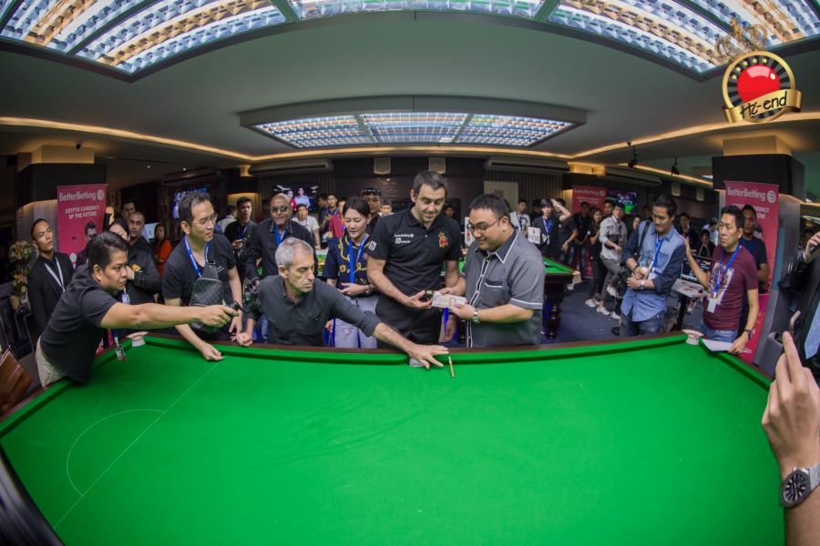 ronnie in action, Hi-end snooker club
