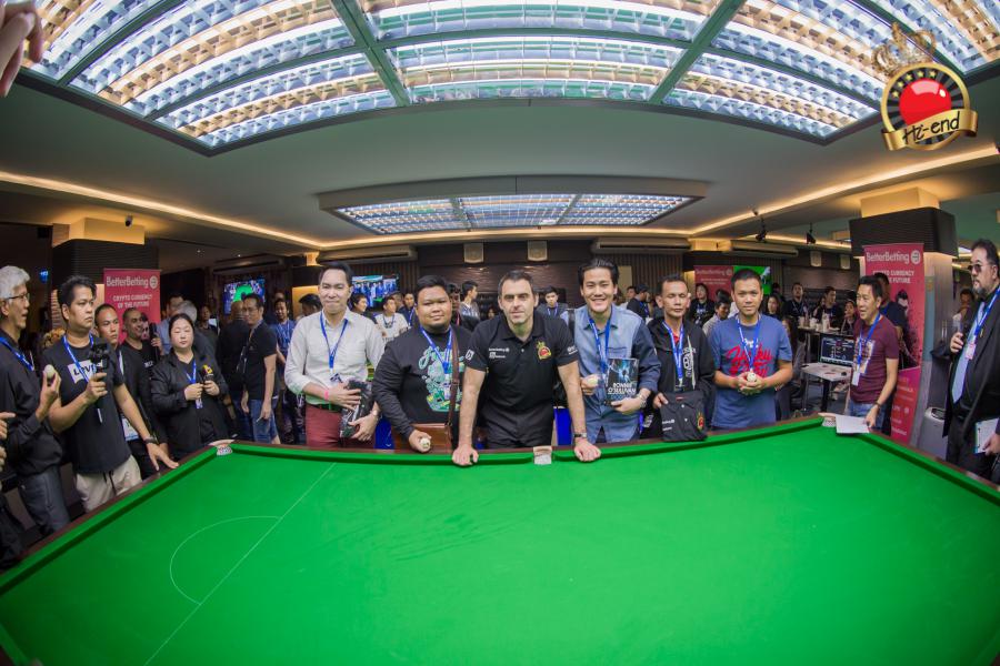 ronnie in action, Hi-end snooker club