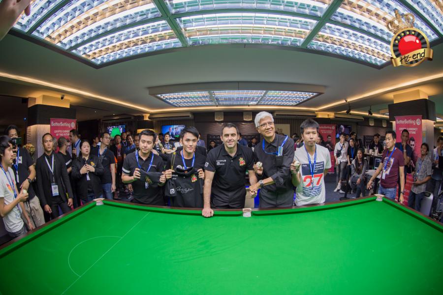ronnie in action, Hi-end snooker club