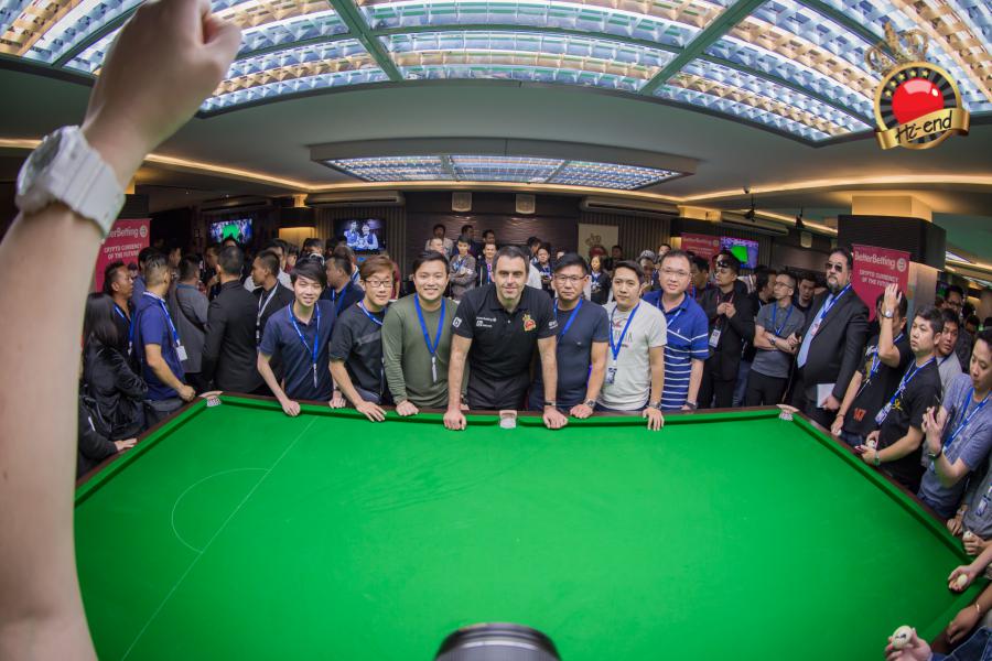 ronnie in action, Hi-end snooker club