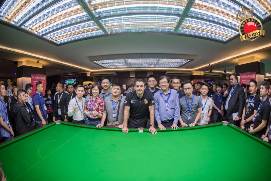 ronnie in action, Hi-end snooker club