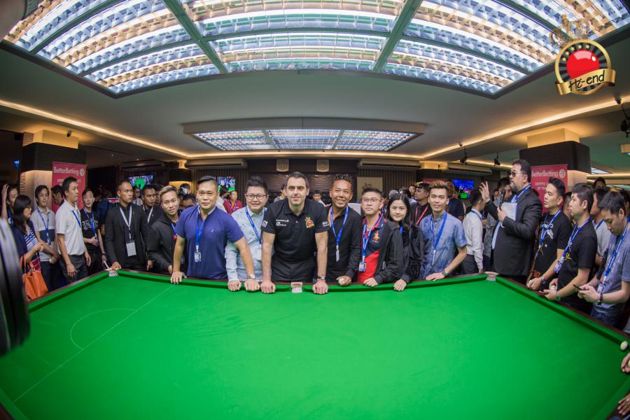 ronnie in action, Hi-end snooker club
