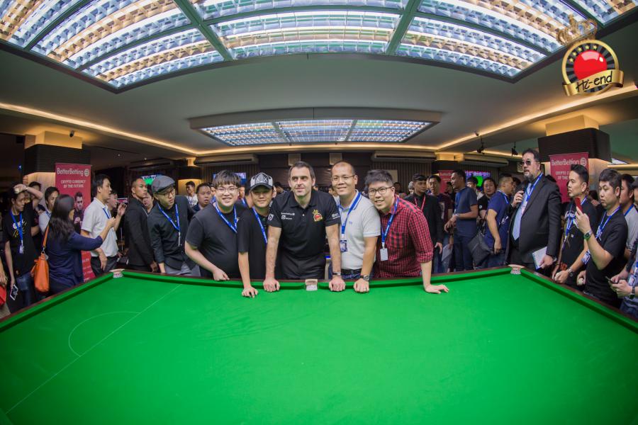 ronnie in action, Hi-end snooker club
