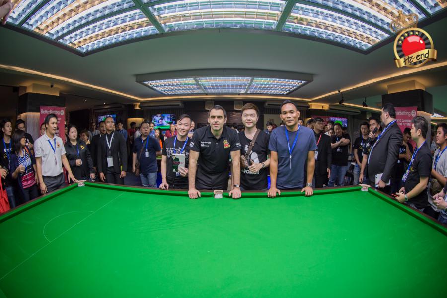 ronnie in action, Hi-end snooker club