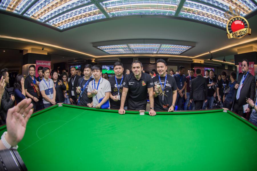 ronnie in action, Hi-end snooker club